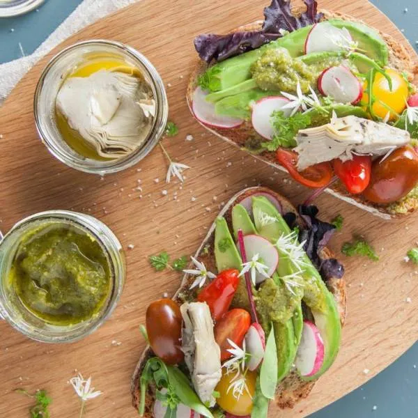 tartine-avocat-basilic-artichaut-6102_1651847395.webp
